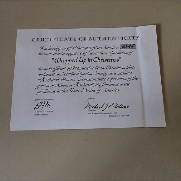 Norman Rockwell Collector Plate "Wrapped Up in Christmas" 1981 Rockwell Classic - Picture 4 of 5